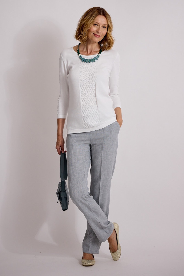 Modell: 7829 Beliebte Hose mit geradem Bein & Modell: 9317 Pullover aus Bio-Baumwolle mit Zopfmuster & Modell: 9124 Halskette mit abstrakten Holzgliedern