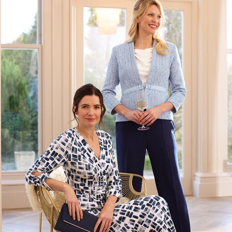 Modell: 6161 Kleid mit Raffdetail / Modell: 4855 Jacke aus Baumwollmix / Modell: 6618 Oberteil mit Wasserfallausschnitt / Modell: 7781 Hose aus Crêpe mit geradem Bein