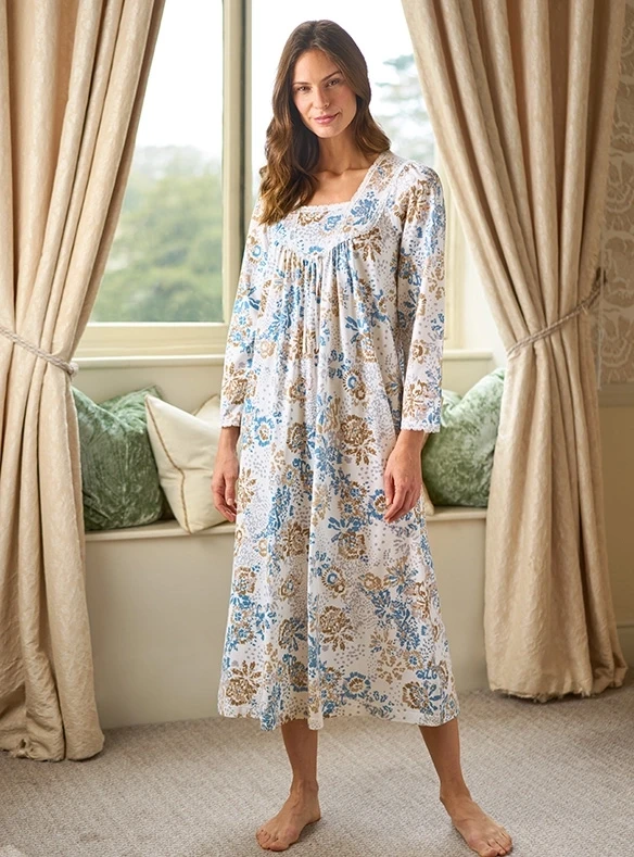 Nachtkleid mit edlem Spitzenbesatz