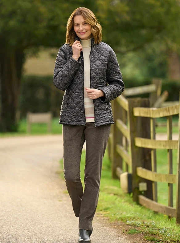Luxuriöse Steppjacke mit Webpelzfutter