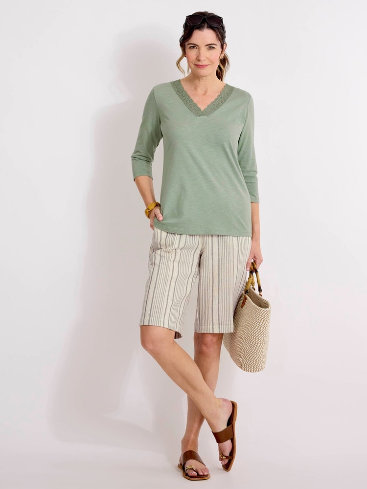 Modell: 6614 Shirt aus Baumwolle mit Häkelspitze / Modell: 7003 Gestreifte Shorts aus Leinenmix