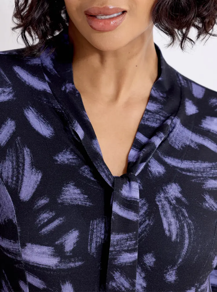 Jerseykleid mit Bindekragen
