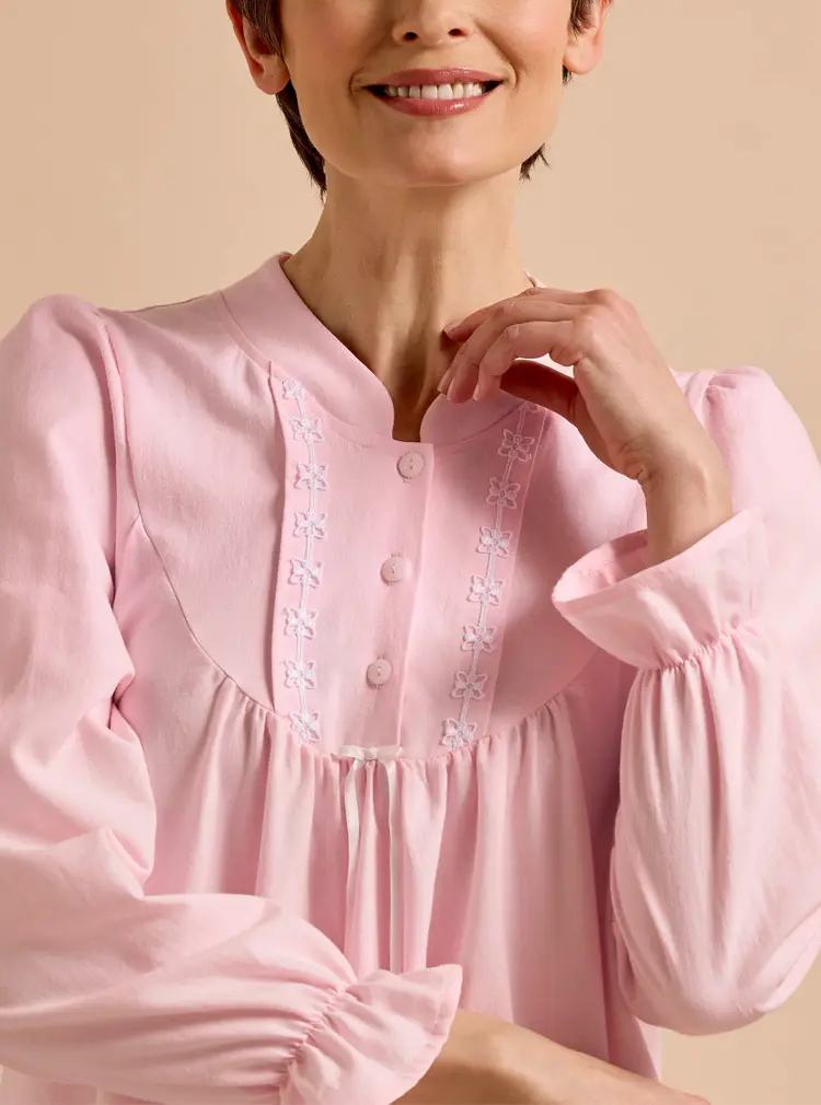 Klassisches Nachtkleid aus Baumwolltwill
