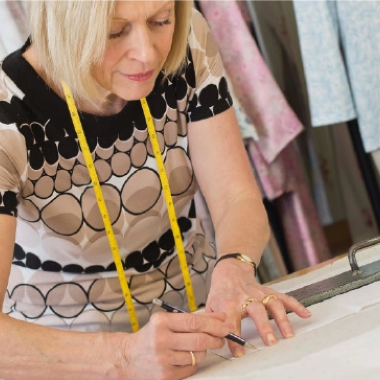 Eine David-Nieper-Näherin, die ein Kleidungsstück in den Werkstätten in Derbyshire fertigt